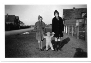 Atie en Jeany van Tongeren met zoontje van bewoners 1944