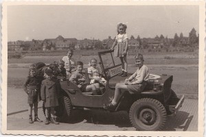 Bevrijding Haarlem vlnr in jeep 3 kind Jansen