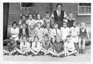 School 1943 Boy links van  Mej. van Vlist