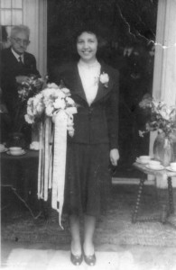 Trouwdag 7 juni 1944 Rhoda met haar vader Xeno Munninghoff