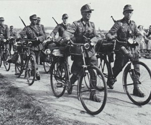 De bezetter levert fietsen en wapens in. Foto Bert Kerkhoffs 