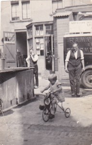 Thea Bouhuijs in 1935. Vader kijkt toe.