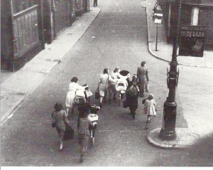 Eerste vluchtelingen in de Jansstraat