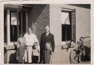 Lenie, Moeder, Rijk, Vader en Flora de Jongh 1943